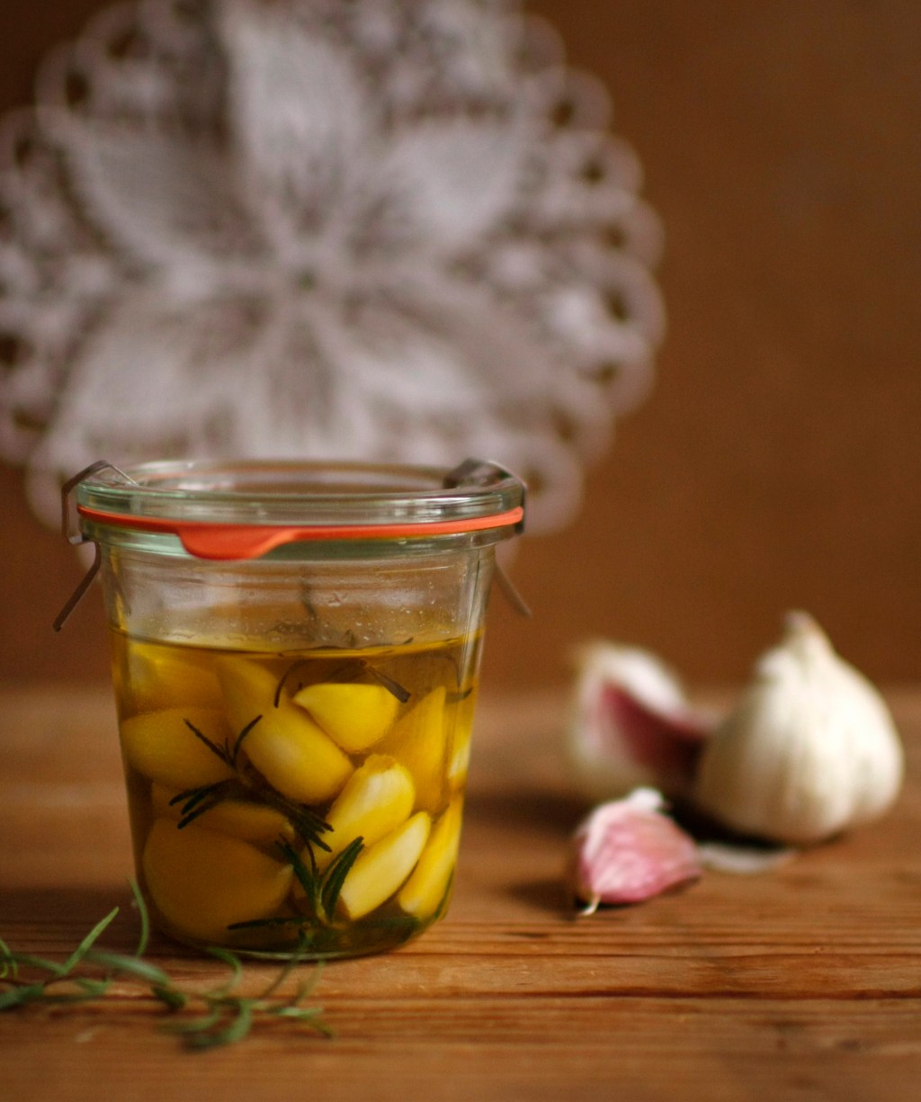 Czosnek w oliwie z rozmarynem: Aromatyczny&nbsp;dodatek