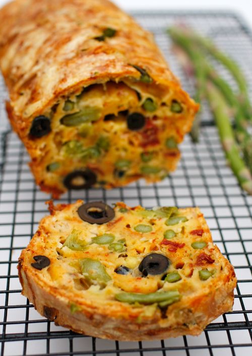 Wyjątkowy chleb ze szparagami i suszonymi&nbsp;pomidorami